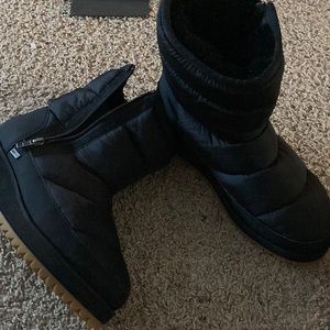 Ugg puffy boots size 9.5 like new